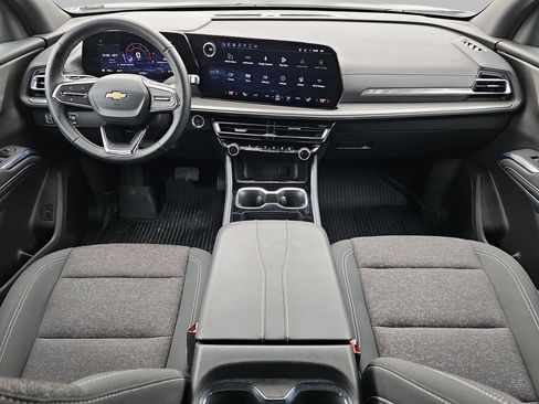 Used 2025 Chevrolet Traverse LT w/ Sun and Wheel Package image 11