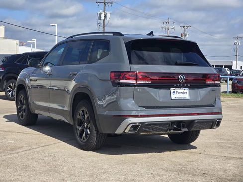 New 2026 Volkswagen Atlas Peak Edition image 3