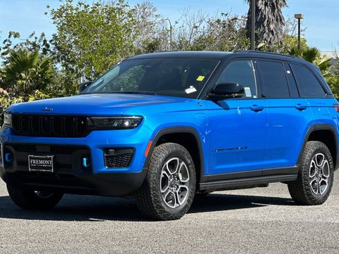 New 2023 Jeep Grand Cherokee Trailhawk w/ Advanced Protech Group II AWD/4WD image 7