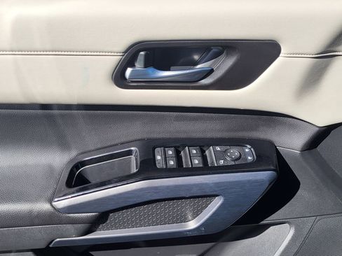 Used 2023 Nissan Pathfinder SL AWD/4WD image 14