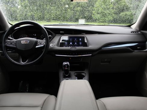 Used 2023 Cadillac XT4 Luxury w/ Cold Weather Package FWD image 11