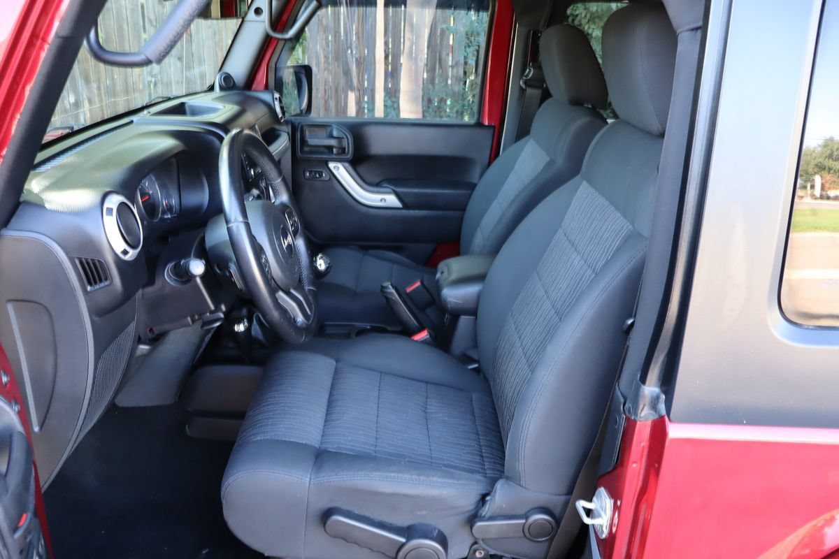 Used 2012 Jeep Wrangler Sahara w/ Connectivity Group AWD/4WD image 18
