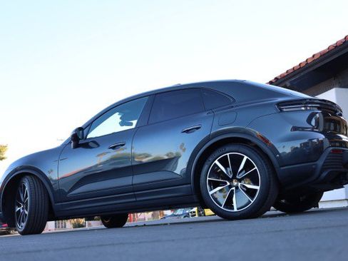 Used 2025 Porsche Macan 4 Electric image 17