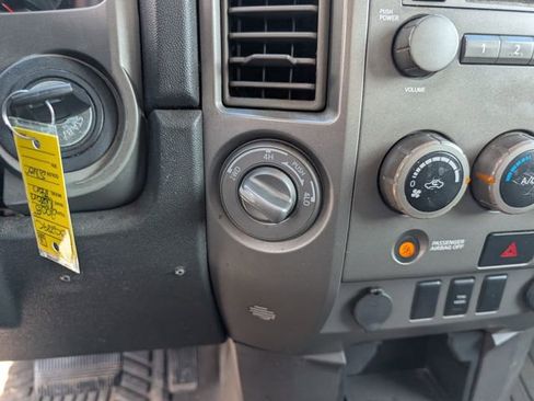 Used 2005 Nissan Titan XE AWD/4WD image 4
