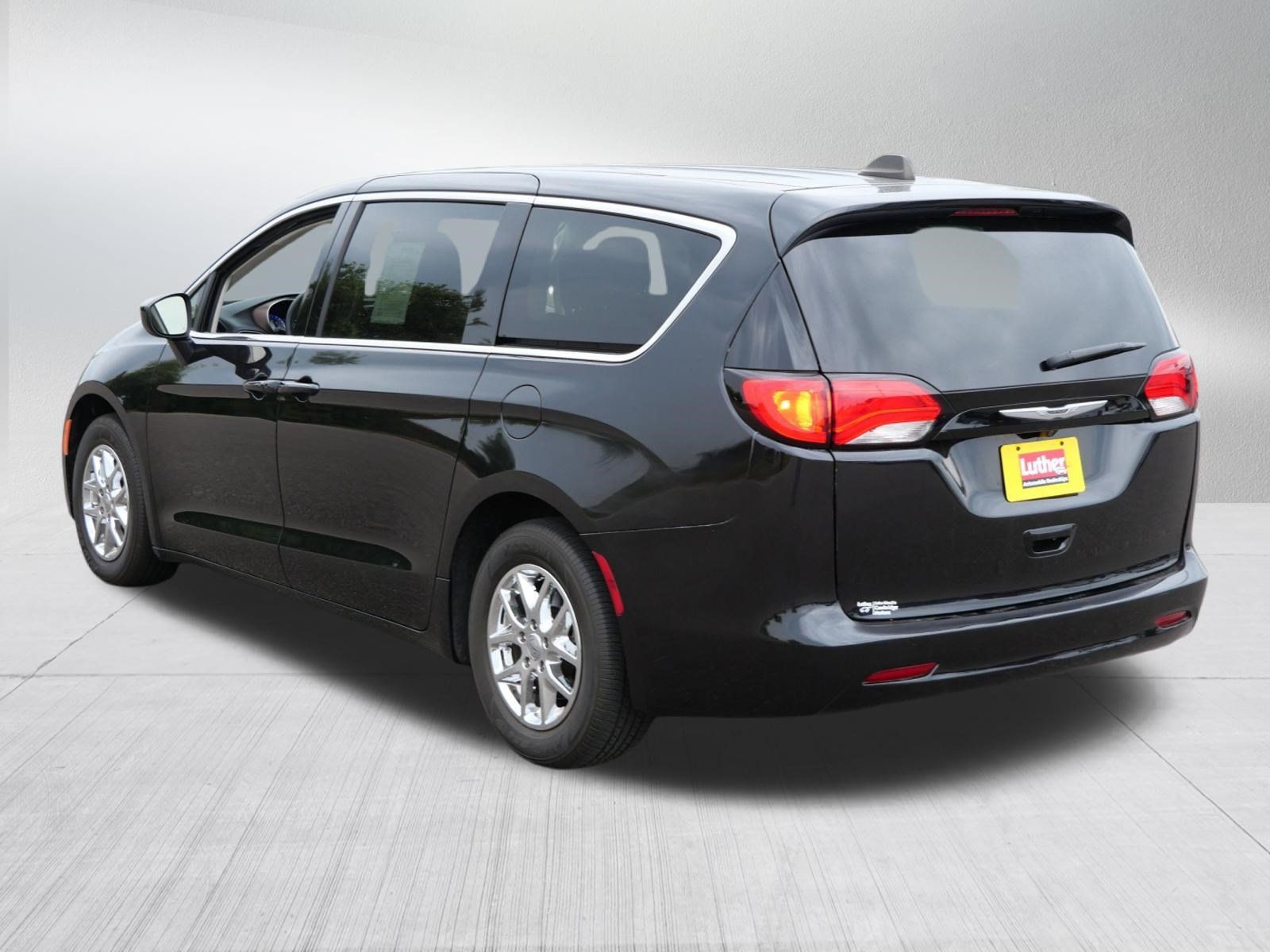 Used 2024 Chrysler Voyager LX FWD image 5