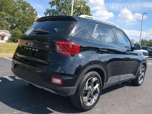 Used 2024 Hyundai Venue SEL FWD image 4
