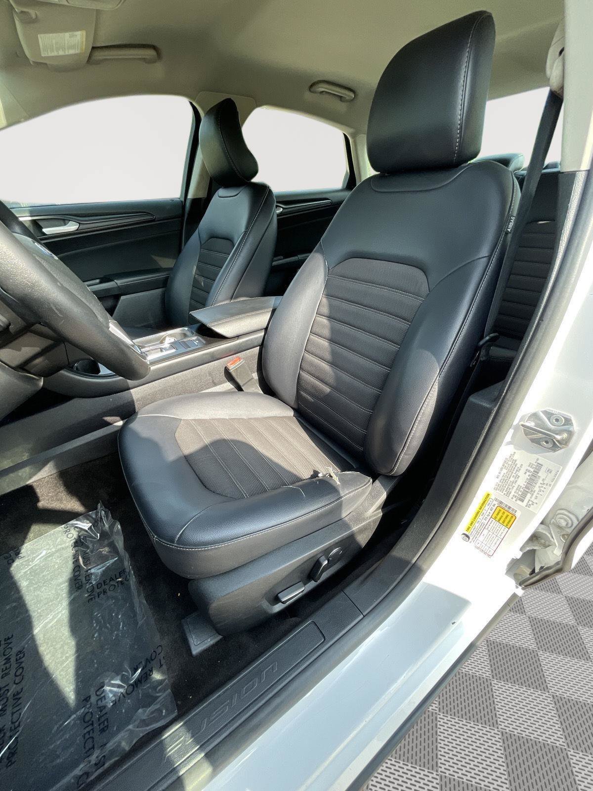 Used 2018 Ford Fusion SE w/ Equipment Group 201A FWD image 3