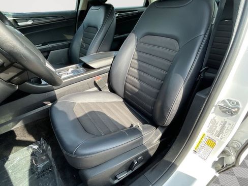Used 2018 Ford Fusion SE w/ Equipment Group 201A FWD image 3