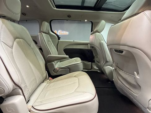 Used 2020 Chrysler Pacifica Limited FWD image 36