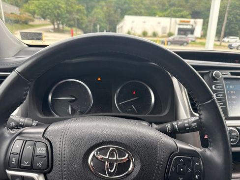 Used 2019 Toyota Highlander XLE AWD/4WD image 8
