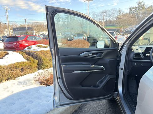 Certified 2025 Chevrolet Traverse LT w/ Driver Confidence Package image 11