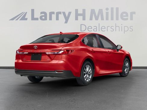 Used 2025 Toyota Camry LE image 2