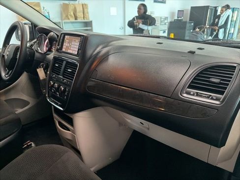 Used 2018 Dodge Grand Caravan SE FWD image 27