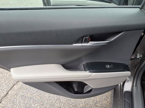 Used 2020 Toyota Camry XLE w/ Navigation Package image 31