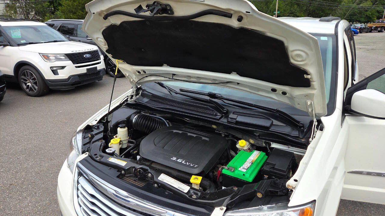 Used 2011 Chrysler Town & Country Touring FWD image 59