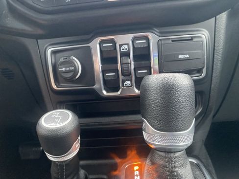 Used 2022 Jeep Gladiator Willys image 11