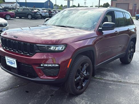 Used 2025 Jeep Grand Cherokee Limited w/ Luxury Tech Group II AWD/4WD image 3