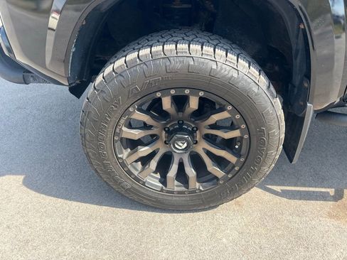 Used 2017 Toyota Tacoma TRD Sport image 12