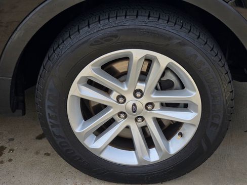 Used 2017 Ford Explorer XLT w/ Equipment Group 202A FWD image 7