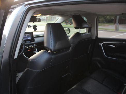 Used 2020 Toyota RAV4 XLE Premium FWD image 23