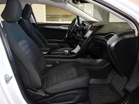 Used 2020 Ford Fusion SE FWD image 28