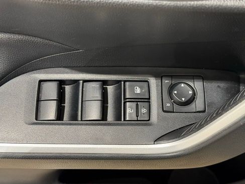 Used 2021 Toyota RAV4 LE AWD/4WD image 16
