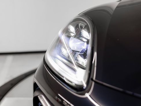 Certified 2022 Porsche Cayenne Platinum Edition image 13