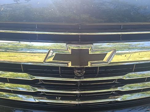 Used 2025 Chevrolet Suburban LT w/ Comfort Package AWD/4WD image 2