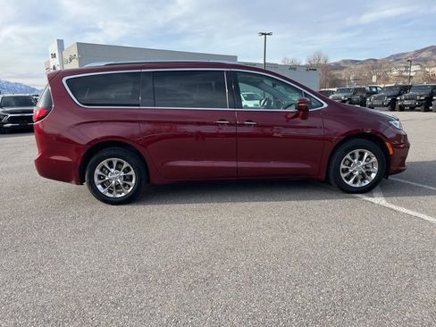 Used 2021 Chrysler Pacifica Touring-L w/ Uconnect Theater Family Group image 2