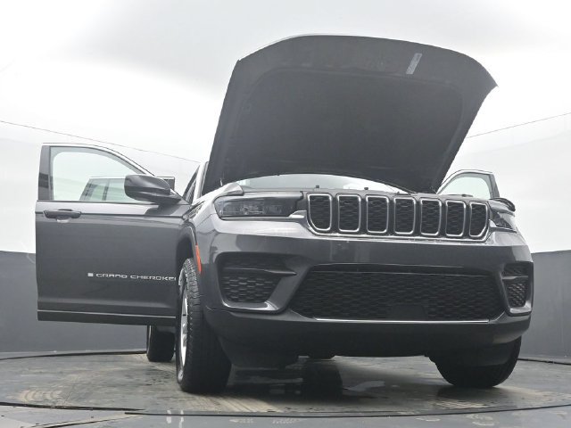 Used 2024 Jeep Grand Cherokee Laredo AWD/4WD image 58