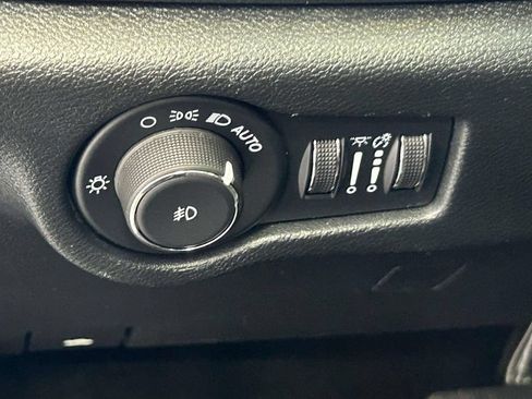 Used 2026 Chrysler Pacifica Limited FWD image 19