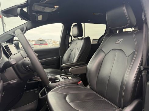 Used 2023 Chrysler Pacifica Touring-L w/ S Appearance Package image 22