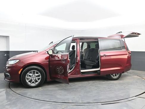 Used 2021 Chrysler Pacifica Touring w/ Cold Weather Group FWD image 51