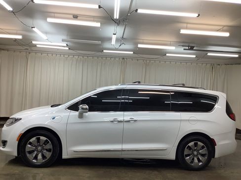 Used 2019 Chrysler Pacifica Limited image 10