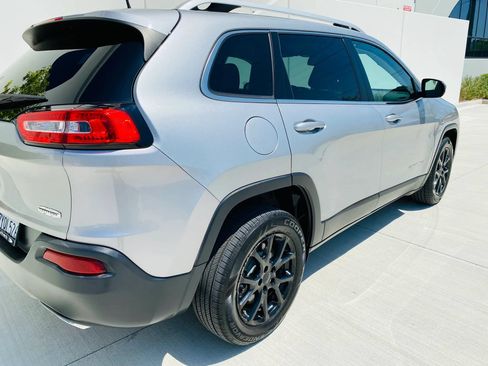 Used 2017 Jeep Cherokee Latitude FWD image 8