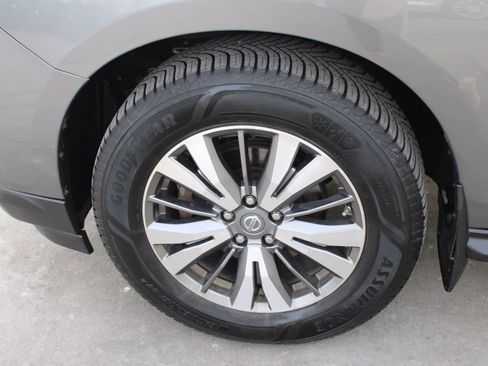 Used 2018 Nissan Pathfinder SV image 11