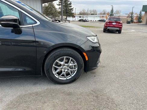 Used 2022 Chrysler Pacifica Touring FWD image 15