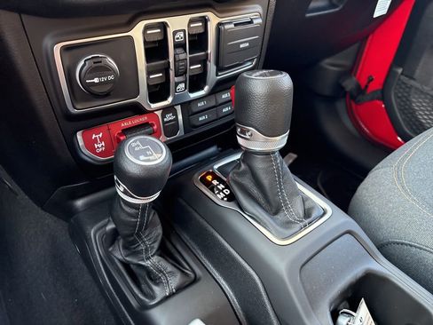 New 2025 Jeep Gladiator Willys image 28