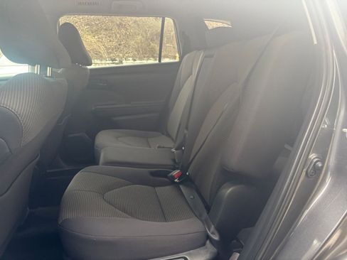 Used 2025 Toyota Highlander LE image 39