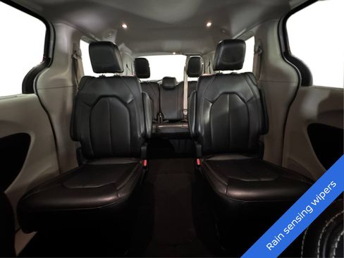 Used 2023 Chrysler Pacifica Touring-L FWD image 14