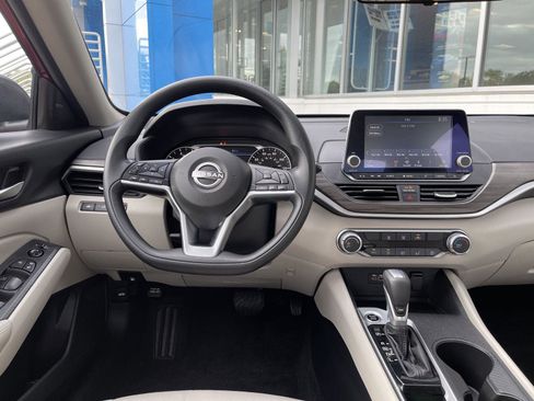 Used 2025 Nissan Altima 2.5 SV FWD image 15