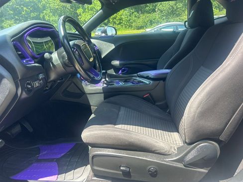 Used 2015 Dodge Challenger SXT RWD image 8