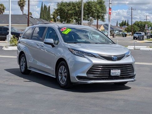 Used 2021 Toyota Sienna LE FWD image 3
