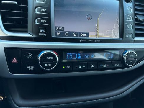 Used 2017 Toyota Highlander Limited image 30