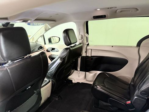 Used 2023 Chrysler Pacifica Touring-L FWD image 21