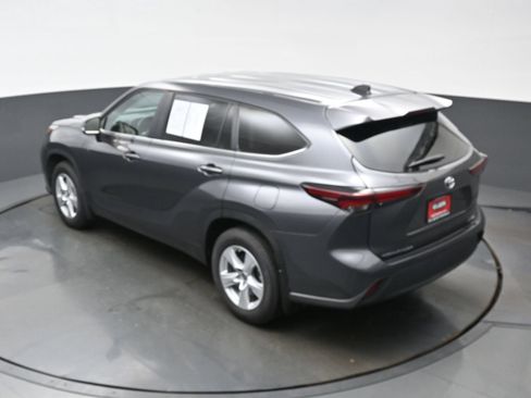 Used 2024 Toyota Highlander LE AWD/4WD image 39