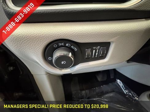 Used 2021 Chrysler Pacifica Touring-L FWD image 23
