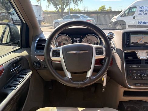Used 2015 Chrysler Town & Country Touring-L w/ Driver Convenience Group FWD image 7