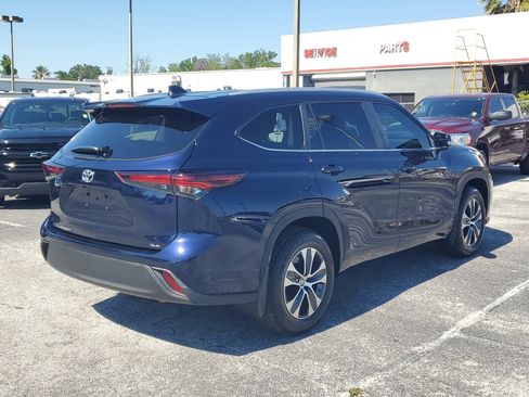 Used 2025 Toyota Highlander XLE FWD image 4