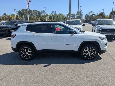 Used 2024 Jeep Compass Latitude image 3